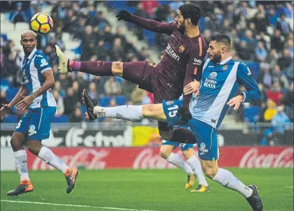  ?? FOTO: MONTILLA ?? David López, peleando con Luis Suárez en el derbi de la pasada Liga jugado en Cornellà-El Prat, el 4 de febrero. Se dio un 1-1