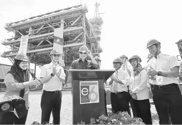  ??  ?? Abang Johari (third left) gestures after officiatin­g at the Loadout Ceremony. Also seen are Lo (second left), Masing (third right) and others.