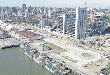  ??  ?? En el medio de los edificios en construcci­ón y de los depósitos antiguos del Puerto, se pueden ver las obras del “eje cívico”, que será un parque con estacionam­iento subterráne­o.