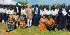  ?? Foto: Schwester Anna ?? Auf dem Einweihung­sfest (vorne von links): Martina, Martin und Julia Stumpf, Werner Hafner, Dr. Ismael Mulindwa vom Bildungsmi­nisterium, Johanna Hafner, Pater Stan.