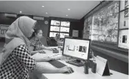  ?? DITE SURENDRA/JAWA POS ?? PANTAU LALIN: Sejumlah CCTV di titik-titik keramaian Surabaya kini bisa diakses warga melalui smartphone mereka.