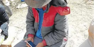  ?? MARIAN RUBIO ?? Un campesino probando una aplicación agroclimát­ica en Cutusuma (Bolivia).