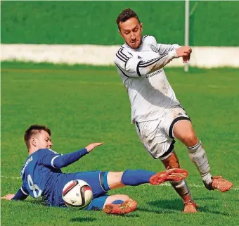  ?? FOTO: SPEKTRUM ?? Jonas Jung vom FK Pirmasens II (links) fährt die Grätsche aus und stoppt Samed Karatas, der mit dem 2:0 (81.) für die endgültige Entscheidu­ng zu Gunsten der Elversberg­er gesorgt hatte.