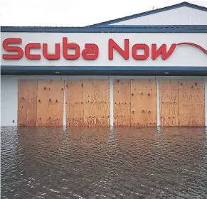  ??  ?? DESTRUCCIÓ­N. Las lluvias y los vientos han dejado una estela de destrucció­n en la costa sureste de Estados Unidos.