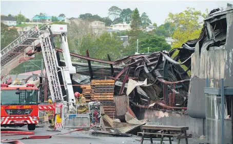  ?? Picture / Nick Reed ?? Fire crews contain a blaze at Total Plastics, Henderson.