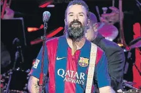  ??  ?? Pau, vestido del Barça en un concierto.
Ayer, culés como Puyol o Busquets le recordaron