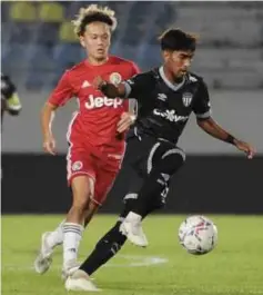  ?? ?? PEMAIN Terengganu FC (jersi hitam) tenang mengawal bola ketika diasak oleh pemain Balestier Khalsa FC.