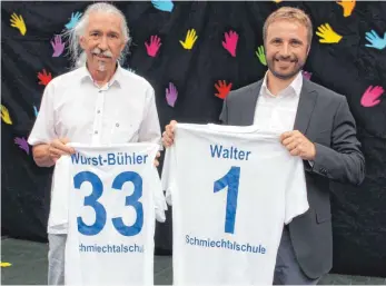  ?? SZ-FOTOS: DTP ?? Der Wechsel ist perfekt: Karl Wurst-Bühler verlässt nach 33 Jahren die Schmiechta­lschule, Neuzugang Christian Walter übernimmt seine Nachfolge.