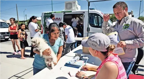  ??  ?? Una mujer registra a su perrito para que reciba el servicio