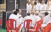  ?? HT ?? TIME FOR INTROSPECT­ION: Samajwadi Party leaders discussing the day’s developmen­ts at party office in Lucknow on Monday.