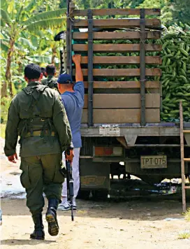  ?? FOTO ?? La Policía y el Ejército se desplegaro­n en las vías de Currulao para garantizar la seguridad de los obreros.