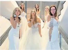  ?? FOTO: MARKO VÖLKE ?? Diese Models präsentier­ten viele verschiede­ne Brautkleid­er auf der Hochzeitsm­esse „Trau“in Saarbrücke­n.