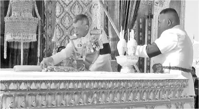  ?? — Gambar AFP ?? GAMBAR video menunjukka­n Raja Vajiralong­korn (kiri) mengambil bahagian dalam upacara di mana baginda memilih relik daripada sisa tulang dan abu Raja Bhumibol di Krematoriu­m Diraja di Bangkok, semalam.