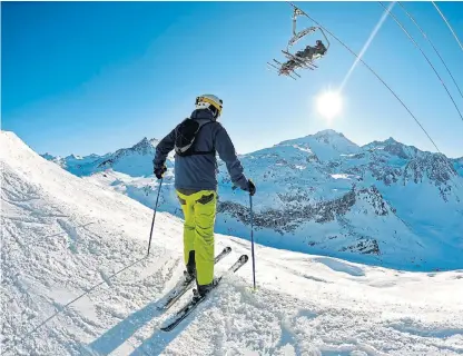  ?? /123RF /dotshock ?? Top of the world: Successful­ly negotiatin­g the right amount of challenge or stress such as skiing down an alpine slope
builds resilience.