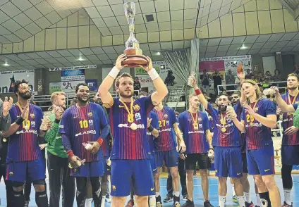  ?? FOTO: MANEL MONTILLA ?? Víctor Tomàs alza el trofeo de campeón. Mundial de clubs, Liga, Copa, Copa ASOBAL y Supercopa de España, los otros titulos