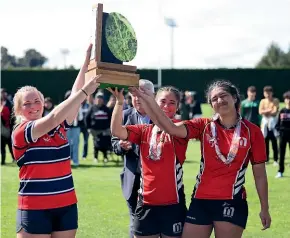  ?? GETTY IMAGES ?? Christchur­ch Girls’ High School captain, Eliza Dalzell, left, and Manukura cocaptains Leiana Marshall-Barton and Mia Maraku raise the trophy after the two sides shared the title at the national top four in Palmerston North yesterday.