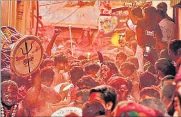  ?? RAJESH KUMAR /HT PHOTO ?? Devotees celebratin­g Rangbhari Ekadashi in Varanasi on Wednesday.