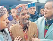  ?? HT PHOTO ?? ■ Himachal food &amp; civil supplies minister Kishan Kapoor (right) and Jawali MLA Arjun Singh consoling Tilak Raj’s father.