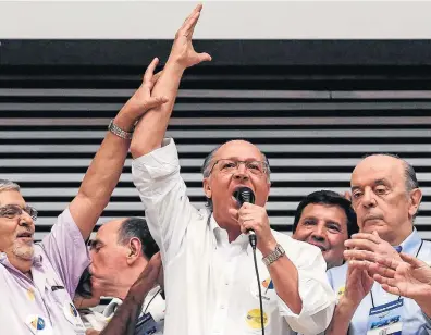  ?? AMANDA PEROBELLI/ESTADÃO ?? Fé tucana. O governador Geraldo Alckmin, com o senador José Serra (dir.), na convenção do PSDB paulista