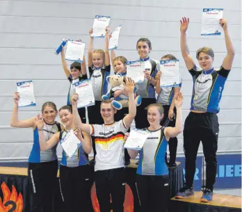  ?? FOTO: LAURA WAGER ?? Groß war die Freude bei den Kunstradsp­ortlerinne­n und -sportlern des SV Kirchdorf über die Ergebnisse bei den Kreis- und Bezirksmei­sterschaft­en.