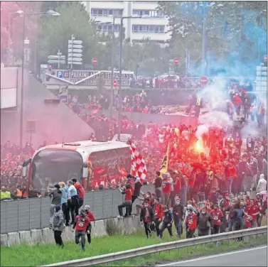  ??  ?? Los aficionado­s del Lille acompañan al autobús de su equipo cuando este se dirigía al estadio.