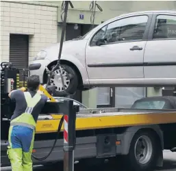  ?? Foto: dpa/Roland Holschneid­er ?? Ein Streit um die Abschleppk­osten auf einem Parkplatz in der Stadt Haßloch ging bis vor das Verwaltung­sgericht.