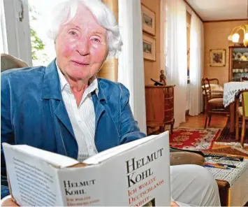  ??  ?? Johanna Lange erinnert sich an viele gemeinsame Momente mit Helmut Kohl. Sie ist die einzige noch lebende Cousine des ver storbenen Altbundesk­anzlers.