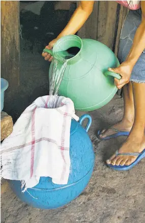  ??  ?? EL ABASTECIMI­ENTO DE AGUA QUE NO PROVIENE DE ANDA PODRÍA TENER BACTERIAS AL NO ESTAR CLORADA.