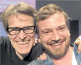  ??  ?? Selfie. Con Willem Dafoe. Emocionado, Pfening tropezó en el escenario.