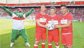  ?? FOTO: IMAGO ?? Im Brustring vereint: Fredi Bobic, Krassimir Balakov und Giovane Elber bildeten einst das „magische Dreieck“beim VfB Stuttgart. Maskottche­n Fritzle freut’s noch immer.