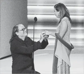  ?? BRIAN VAN DER BRUG TNS ?? Hollywood director Glenn Weiss’s recent wedding proposal to girlfriend Jan Svendsen on the Emmys telecast.