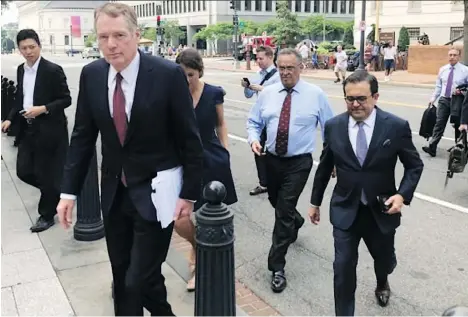  ?? LUIS ALONSO LUGO/AP/FILES ?? U.S. Trade Representa­tive Robert Lighthizer, front left, and Mexican Secretary of Economy Ildefonso Guajardo Villarreal, front right, walk to the White House late last month. Lighthizer says there was still “some distance” on issues with Canada hindering a trade deal.
