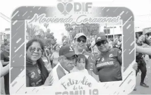  ??  ?? Numerosas familias se sumaron a la celebració­n del maratón de baile organizado por el DIF Torreón /CORTESÍA.