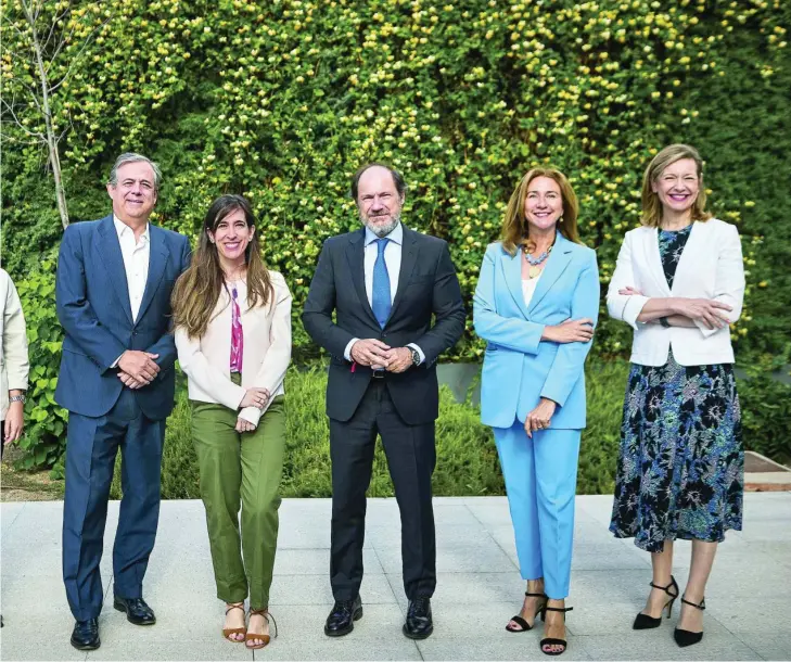  ?? EFE ?? Foto de familia de los ponentes del Foro de Sostenibil­idad, junto al viceconsej­ero de Medio Ambiente y Agricultur­a de la Comunidad de Madrid, Mariano González