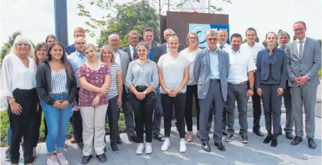  ?? FOTO: IHK OSTWÜRTTEM­BERG ?? Vertreter der mit dem Berufswahl-Siegel 2018 ausgezeich­neten Schulen mit der Jury und Vertretern der IHK Ostwürttem­berg vor dem IHK-Bildungsze­ntrum in Aalen.