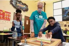  ?? Yi-Chin Lee / Staff photograph­er ?? Jace Carter puts extra effort to make a screen printing during a creative arts and entreprene­urship camp.