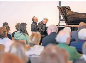  ?? FOTO: SALZBURG ?? Das Klavierduo Andreas Grau (l.) und Götz Schumacher wählte zum Auftakt des Inselfesti­vals vor allem Stücke mit religiösem Bezug aus.