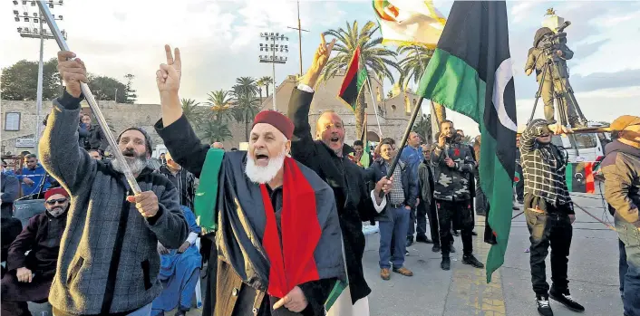  ??  ?? Eine Demonstrat­ion gegen Khalifa Haftar in Tripolis. Die Truppen Haftars versuchen seit April, die libysche Hauptstadt einzunehme­n. Sie wird von der Regierung Serraj gehalten.