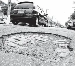  ?? Rivaldo Gomes - 1º.ago.2017/Folhapress ?? Buraco na avenida Presidente Wilson, na Mooca (zona leste da capital); queixas sobre tapa-buracos puxaram alta na Ouvidoria