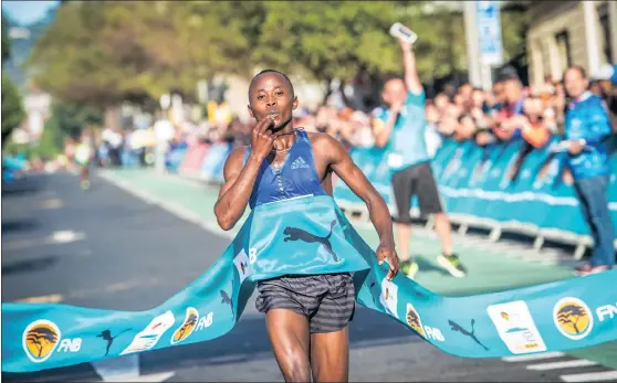  ?? Picture: STEPHEN GRANGER ?? ONE RUN ONE WINNER: Morris Gachaga celebrates as he crosses the line to win yesterday’s Cape Town 12 ONERUN.