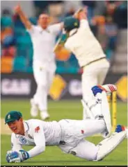  ??  ?? South Africa’s Kyle Abbott watches as teammate and wicketkeep­er Quinton de Kock takes a catch to dismiss Australia’s Mitchell Starc during yesterday’s second cricket Test match at the Bellerive Oval in Hobart. –