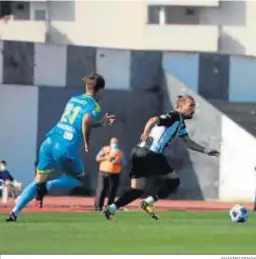  ?? ERASMO FENOY ?? Sergio Rodríguez conduce el balón, perseguido por el algecirist­a Llinares.