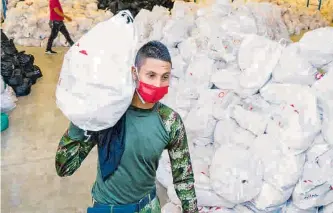  ?? VANEXA ROMER ?? Cerca de 10 mil mercados se han entregado en el país a través de los bancos de alimentos.