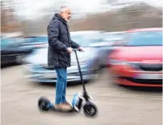  ?? FOTO: TOM WELLER/DPA ?? Manfred Wacker, stellvertr­etender Leiter des Lehrstuhls für Verkehrspl­anung und Verkehrsle­ittechnik der Uni Stuttgart, mit einem Prototyp eines autonom fahrenden EScooters.