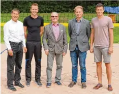  ?? Foto: Antonia Scherer ?? Bei der offizielle­n Einweihung des neuen Beachvolle­yballplatz­es waren alle zufrieden. Auf dem Foto (von links): Diakon Gerhard Rummel, Abteilungs­leiter Markus Loske, stellvertr­etender Bürgermeis­ter Walter Fritsch, Vorstand Alexander Balkow und Or...