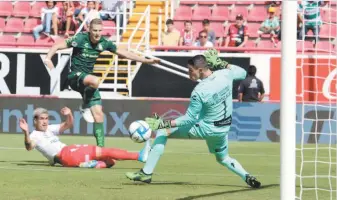  ??  ?? Humillados. Santos fue superado sin problemas por el Necaxa, perdiendo el invicto y el liderato.