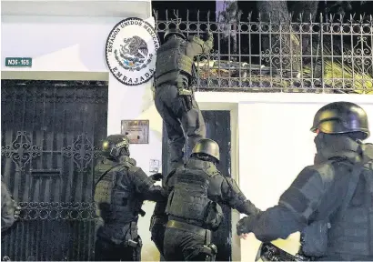  ?? I
AFP ?? Policías ecuatorian­os ingresan a la embajada de México en Quito.