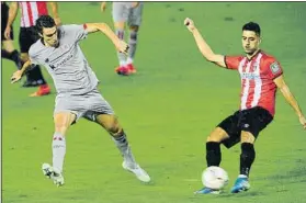  ?? FOTOS: EFE/JUAN ECHEVERRÍA ?? Iñigo Vicente jugó los primeros 45 minutos, pero no tuvo mucha suerte. Ewan Urain y Beñat Prados fueron otros dos de los jóvenes jugadores que jugaron su primer partido amistoso con el Athletic