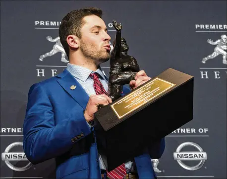  ?? CRAIG RUTTLE / ASSOCIATED PRESS ?? Oklahoma quarterbac­k Baker Mayfield, winner of the Heisman, poses with the trophy Saturday night at the award ceremony in New York. Mayfield is the first senior to win the Heisman since Ohio State’s Troy Smith in 2006.