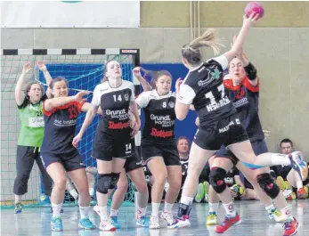  ?? FOTO: HKB ?? In der Handball-Bezirkslig­a hatte die Abwehr der HSG Nendingen/Tuttlingen/Wurmlingen gegen die HSG Baar Schwerstar­beit zu verrichten. Am Ende mussten sich die Gäste 22:27 geschlagen geben. Aline Spehar (Nummer 17) von der HSG Baar erzielte dabei fünf...